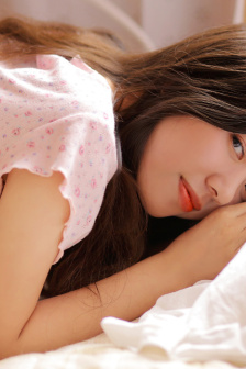 男生脱了她裤子摸进她的内裤亲吻